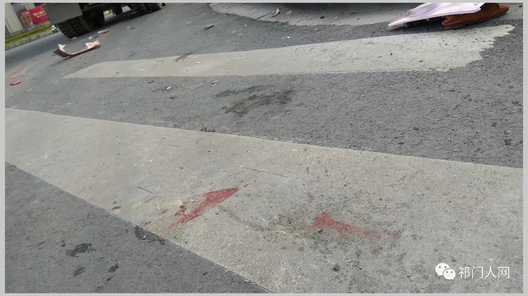 车祸现场:上午新城区十字路口发生交通事故