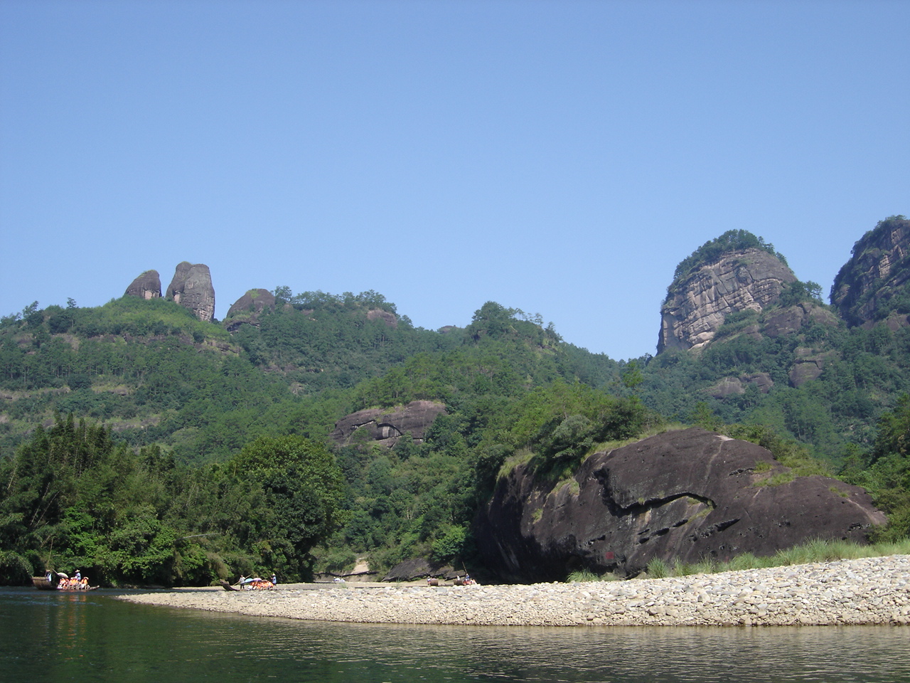 九曲溪的源头来自武夷山国家自然保护区的黄岗山 .