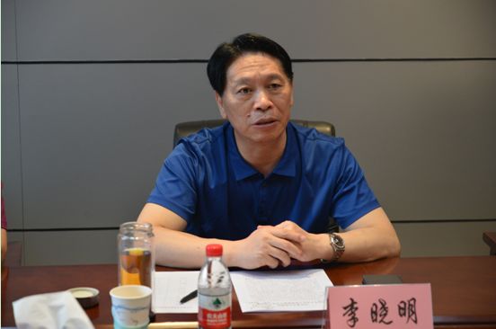 李晓明局长首先听取了少年智力开发报社社长,总编辑孙利辉关于报社