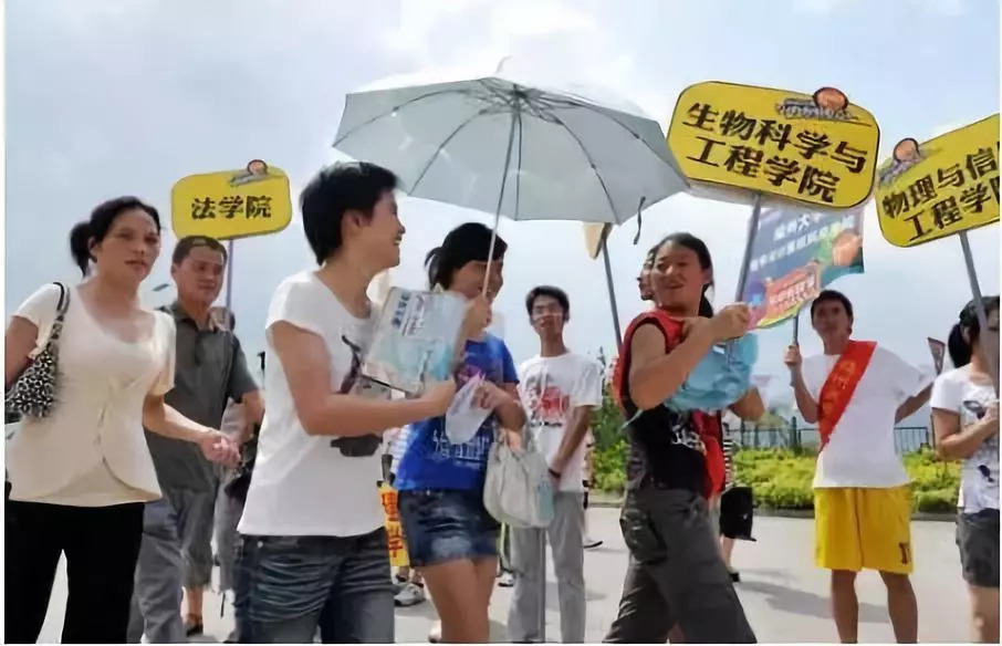 萌新 大学生活不仅有风花雪月和学长学姐 还有各种坑 张同学