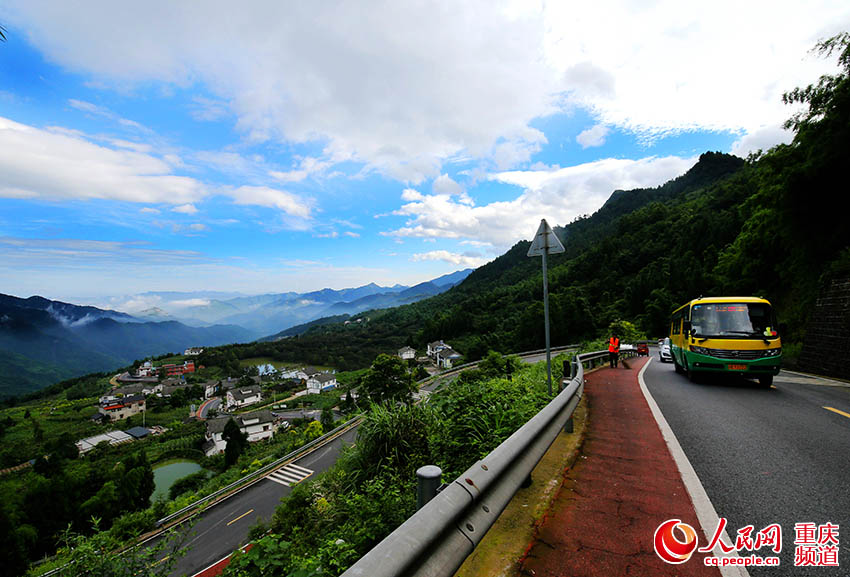 公共客车行驶在万盛经济技术开发区天星村盘山公路上.曹永龙 摄