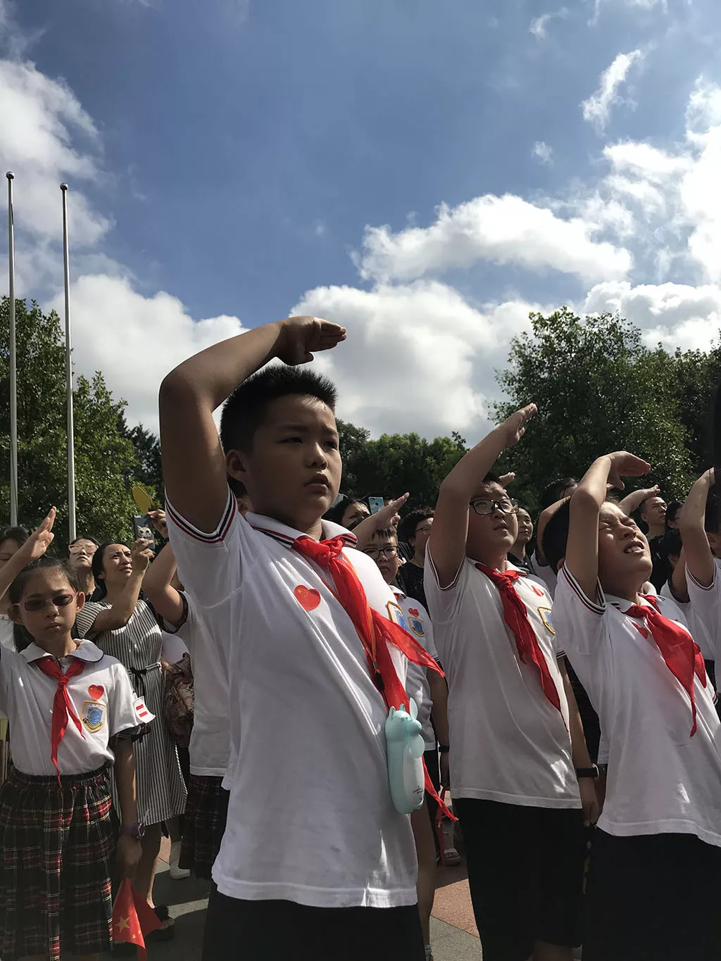 姜晨怡同学通过学习党的十九大和十八大精神,为大家宣讲了党的十八大