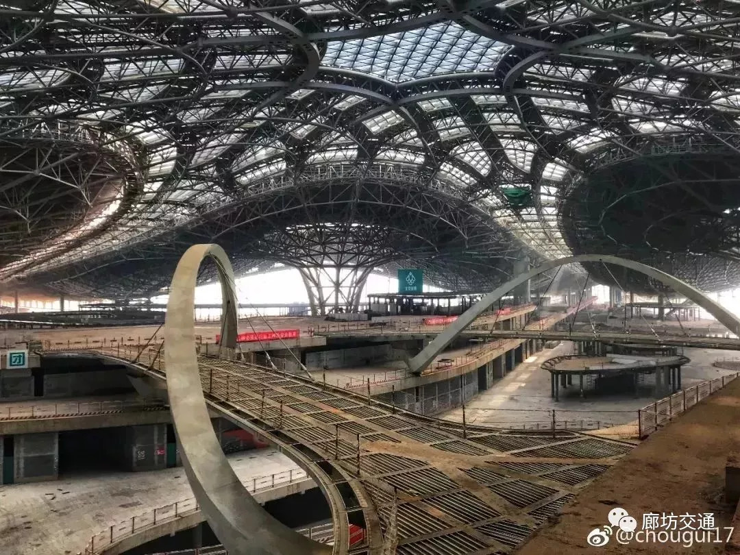 北京新机场t1航站楼内部壮观梦幻的钢结构.