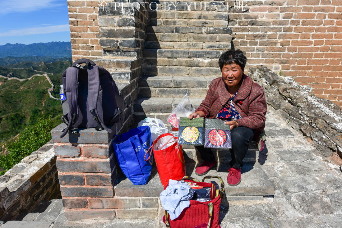 70岁老人每天登山四小时上长城卖小商品，会说英语，月入5000元