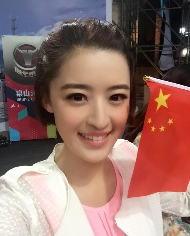 央视90后美女主播,长相甜美,外表清新,素颜亦很美