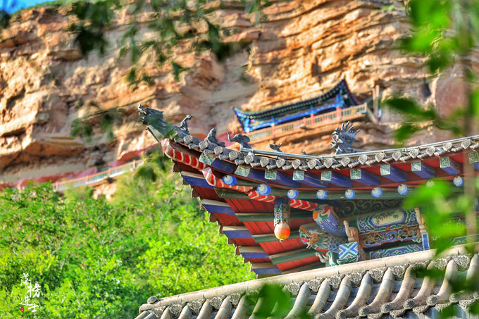 西宁有一座悬空寺,有着"西平莫高窟"的美称,可赏月且免门票