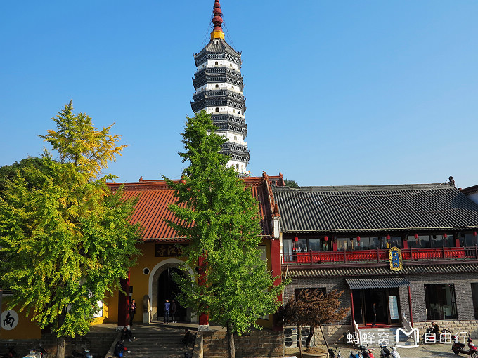 餐馆迎江寺迎江寺大门上方书有"迎江寺"三字匾额,门两边各置铁锚一个