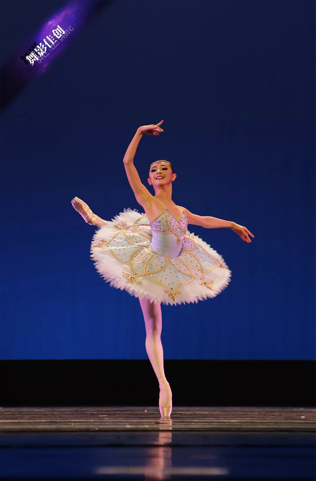 Latar belakang Potret Balerina Dalam Pose Balet Dengan Latar Belakang ...