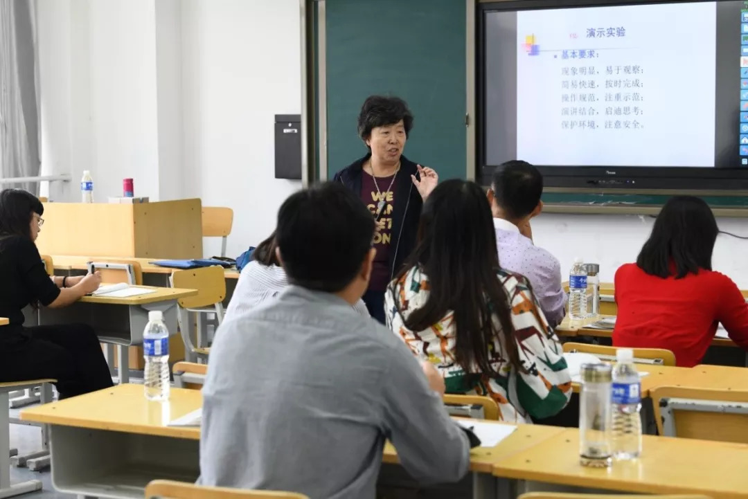 上海市化学特级教师叶佩玉做学科教学讲座课堂教学作为一个有组织,有