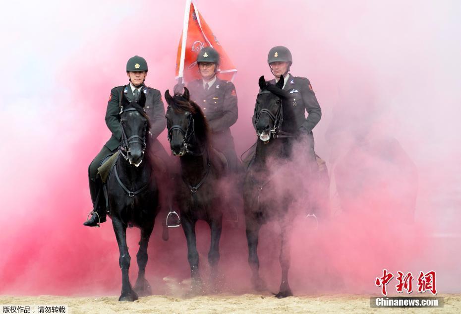 荷兰皇家卫队骑兵在烟雾中训练