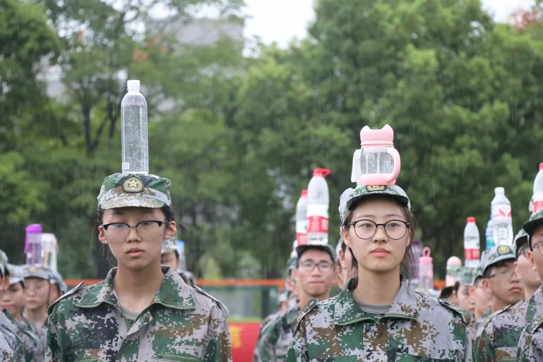 大概是被雨神萧敬腾眷顾啦听说同学们军训第一天就求雨成功啦军训第一