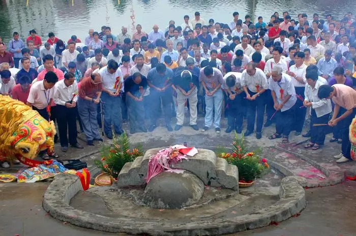 除寅日和破日外,都可上山为亲人墓扫地,敬思孝思,缅怀祖先