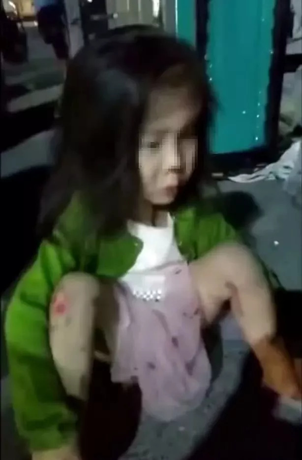 小女孩坐在地上受伤的视频 并附文字称系芜湖小姑娘被拐卖到郑州 寻找