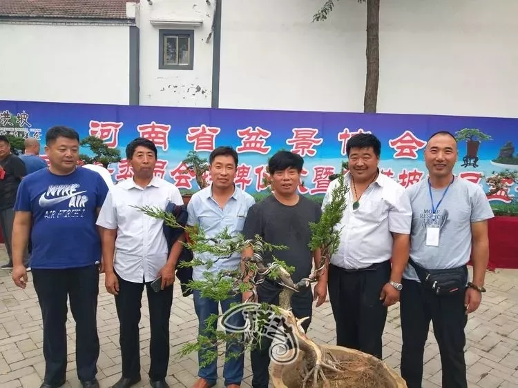 雷天舟先生和杨思松先生握手祝贺