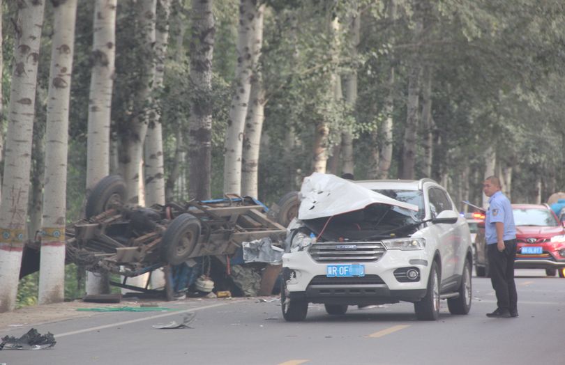 廊坊安次区一村北口发生交通事故,其中一车"大翻滚"