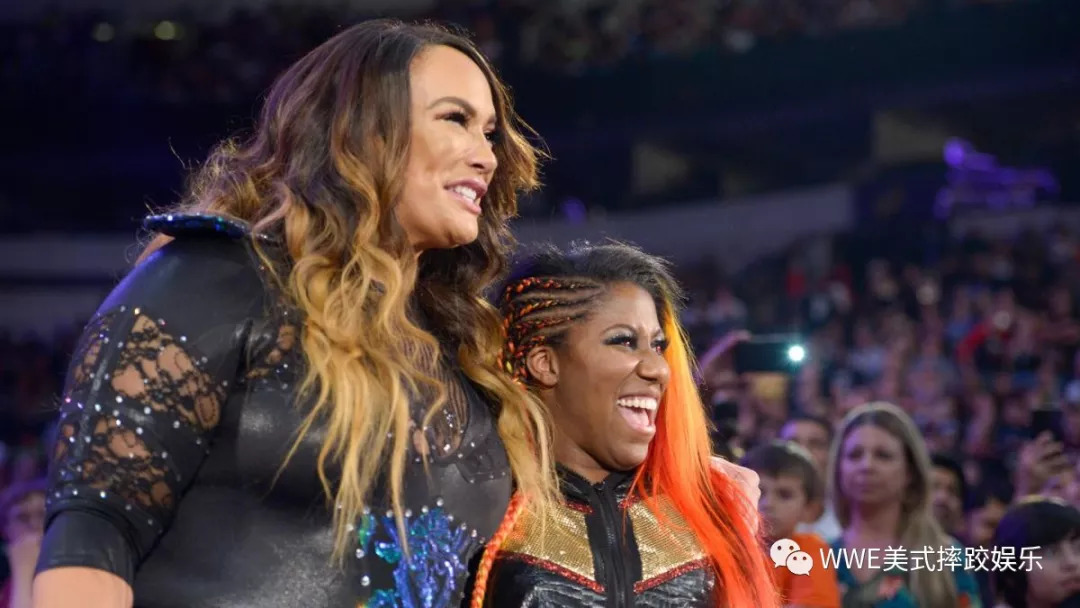 今天联手 安柏-沐恩(ember moon) 对战 米琪-詹姆斯(mickie james)