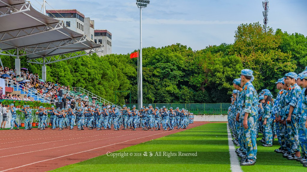 震撼航拍鄂州职业大学2018届新生军训会操表演美不胜收