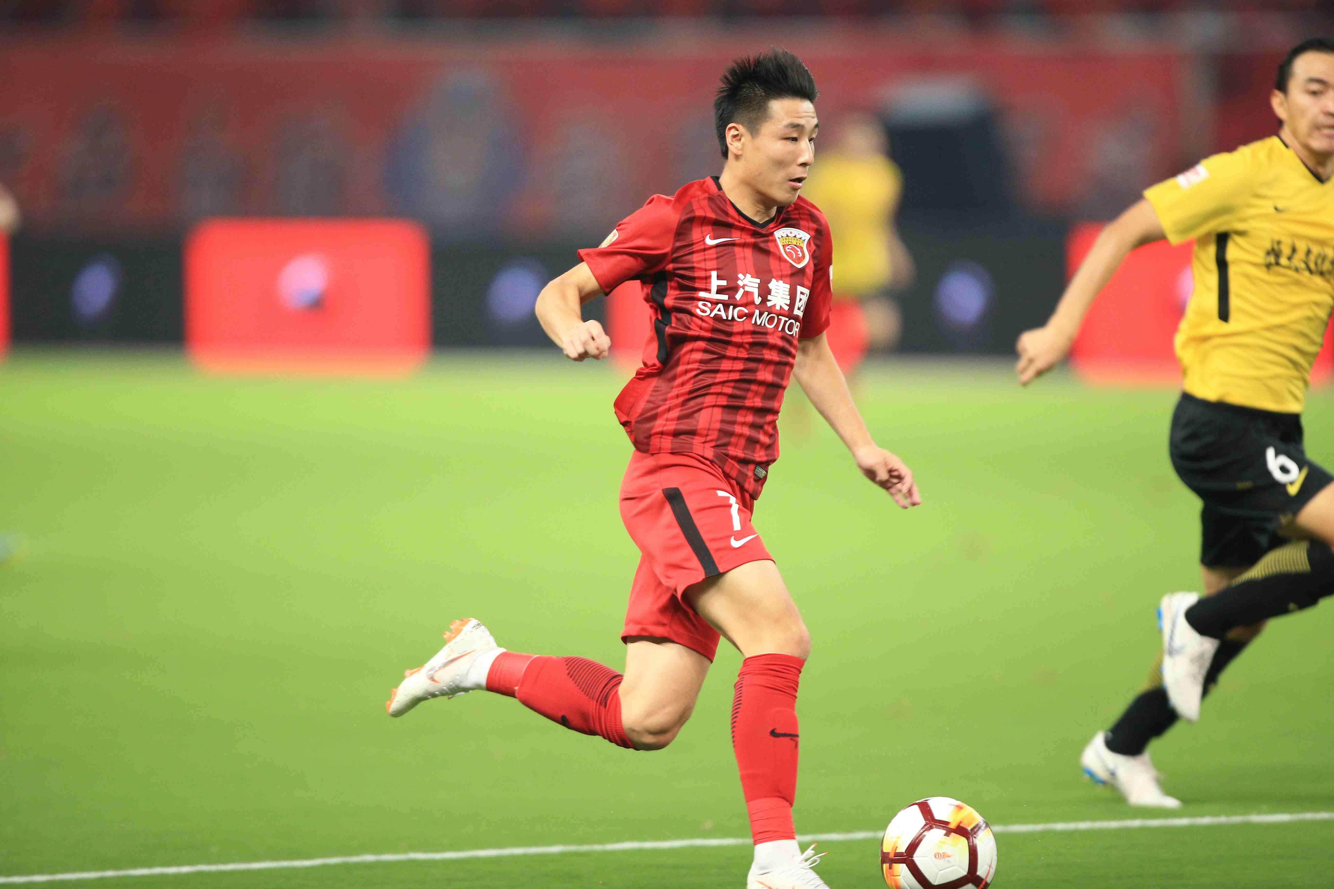 高清:上港2-1恒大 武磊破门狂奔怒吼释放激情