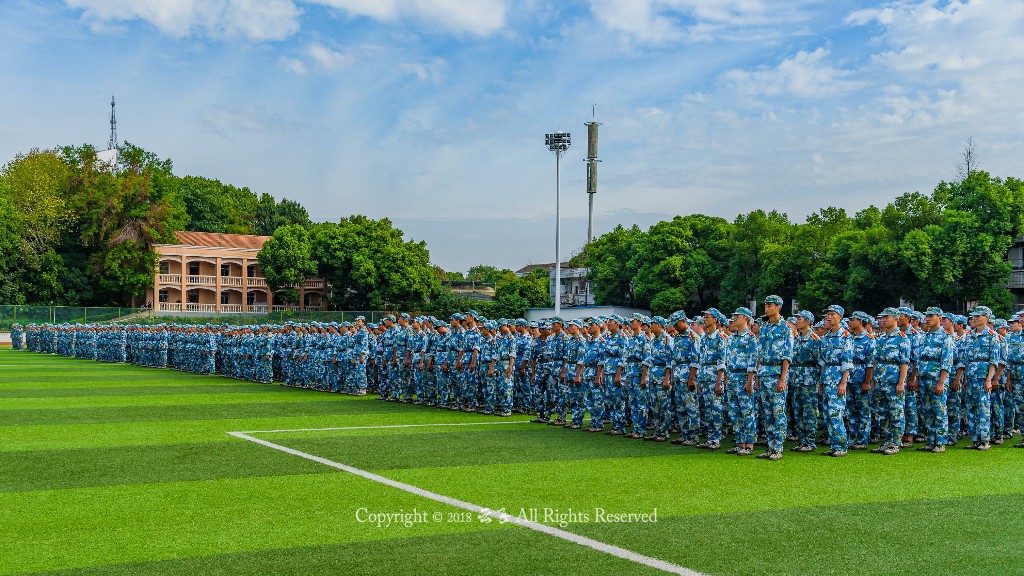 震撼航拍鄂州职业大学2018届新生军训会操表演 美不胜