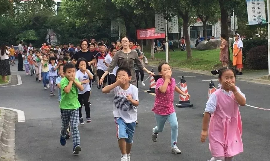 9月14日上午,古松学校开展了 防空防灾紧急疏散逃生演练,全体师生参与