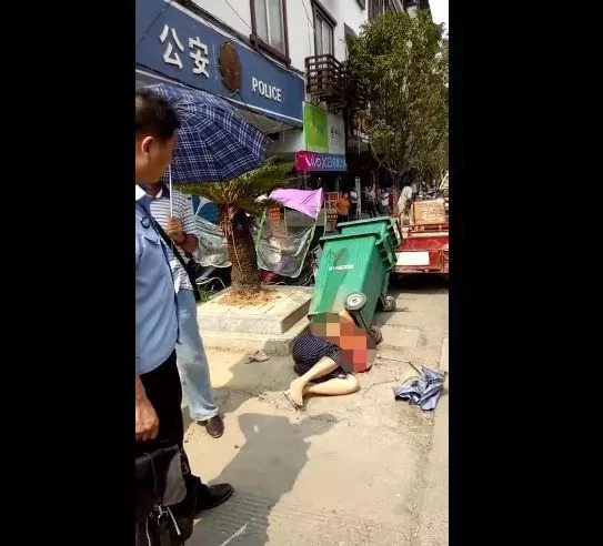 女子当街被捅成血人!嫌犯就在派出所门口行凶 | 警方通报案情