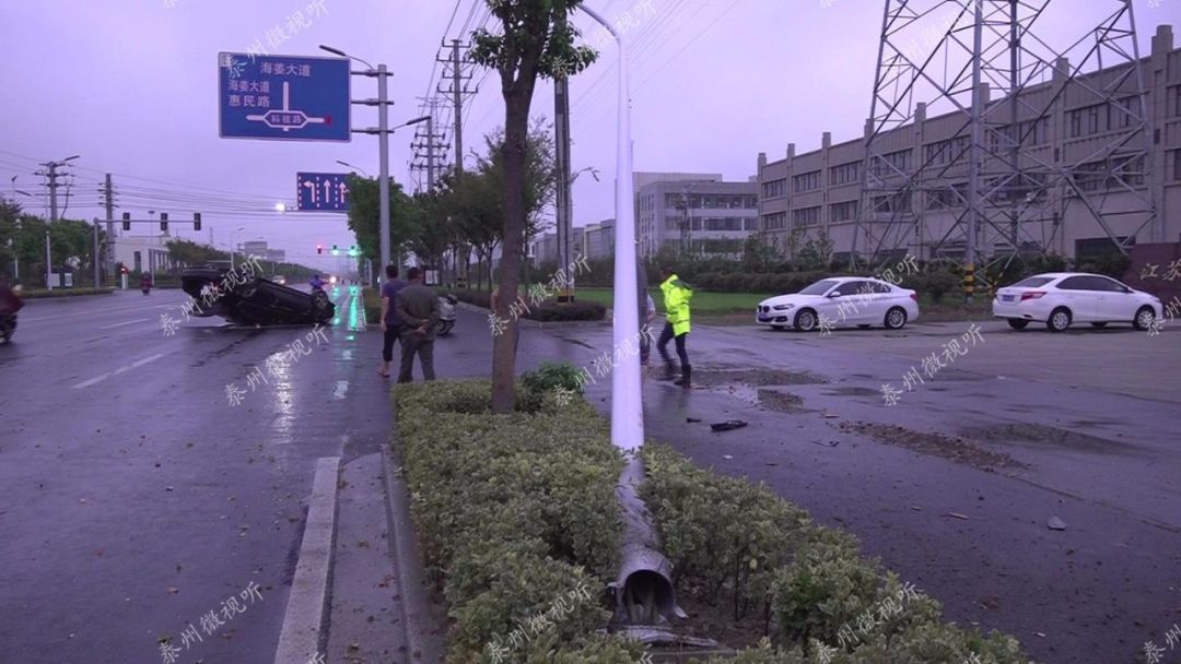 事故发生在姜堰城区陈庄路与科技路交叉路口西侧,记者在现场看到,一辆