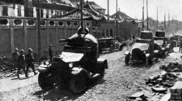 "当时整个东北军都已经撤退了,早上七点多钟,日本人的装甲车开始进城