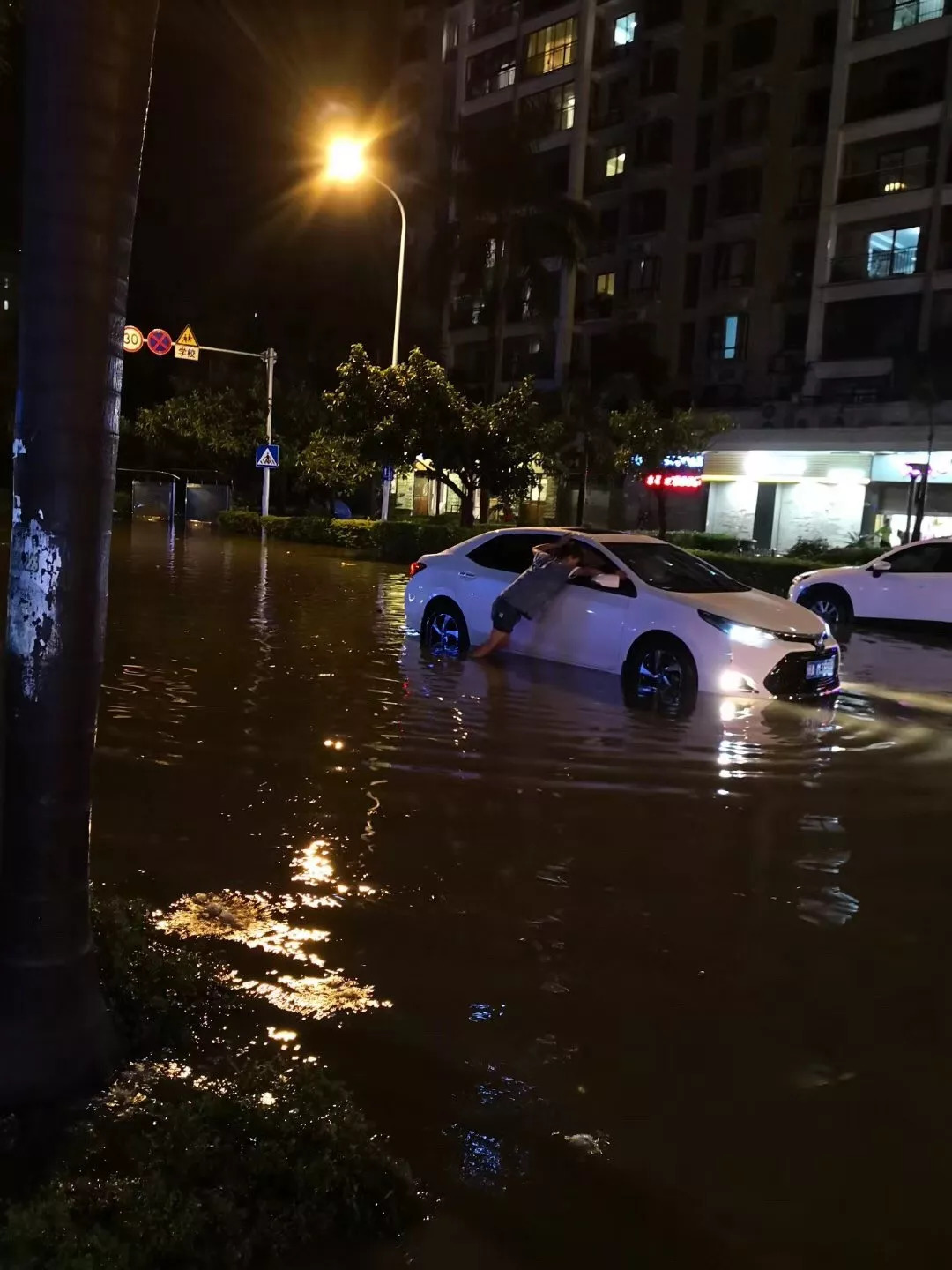 瓢泼大雨!昨夜3个半小时,福州五四北都经历