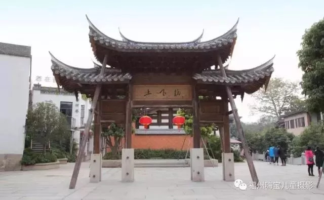 迈过上下杭韵味十足的牌坊,仿佛穿过了时光隧道,古色古香的建筑就