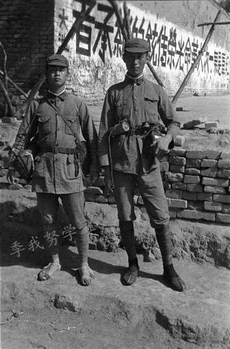 谁说红军装备差:看看1937年的贺龙将军和他部署在山西