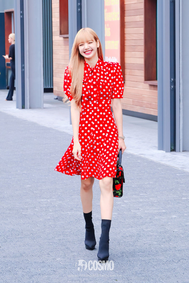 前几天纽约时装周上的lisa小甜豆,身着一袭红色波点裙出现在了
