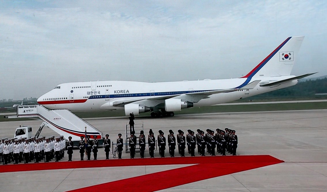 年9月18日,朝鲜平壤,韩国总统文在寅乘坐的专机抵达平壤顺安国际机场