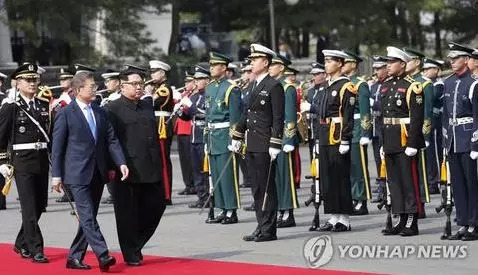 4月27日,金正恩检阅韩国三军仪仗队.(韩联社)