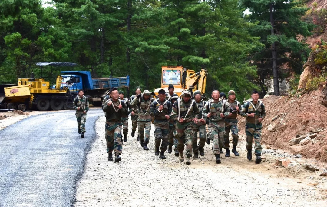 在不丹境内训练的印度军人.