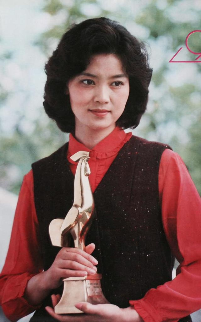 难忘80年代峨影厂5朵金花,傅丽莉像牡丹,潘虹似水仙,而她淡雅如菊