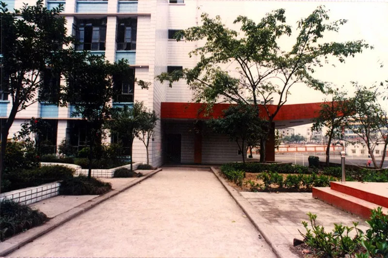 八中沙坪坝校区教学楼(1998年)四十四届运动会入场式(1998年)离退休