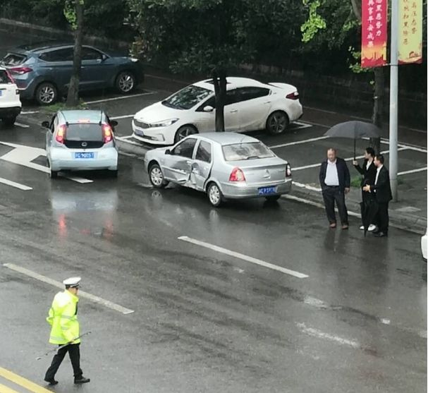 今天下雨 雨天行车,司机视线受阻,轮胎摩擦力减小,司机情绪受到天气