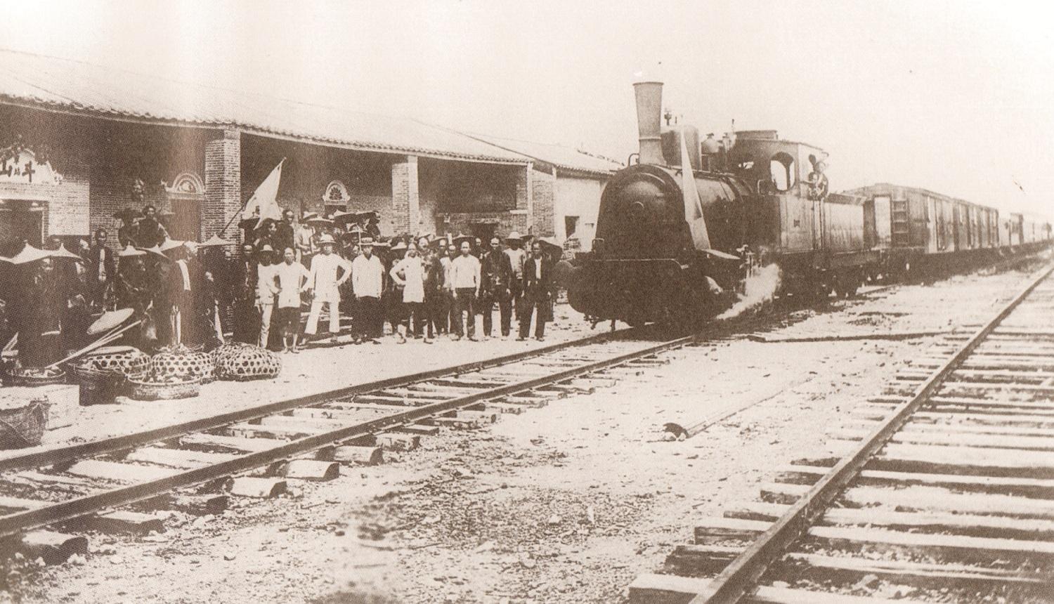 省新宁(今台山市)和新会境内的一条铁路,建于清光绪年间,1909年通车