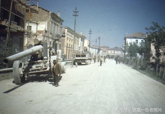 1945年捷克斯洛伐克街头一幕,市民儿童淡定围观下的两个死亡已久的