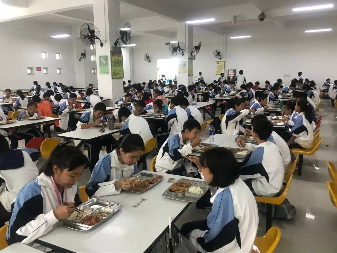 餐厅科学管理,学生文明就餐,享受可口美食——西安经开第二中学餐厅