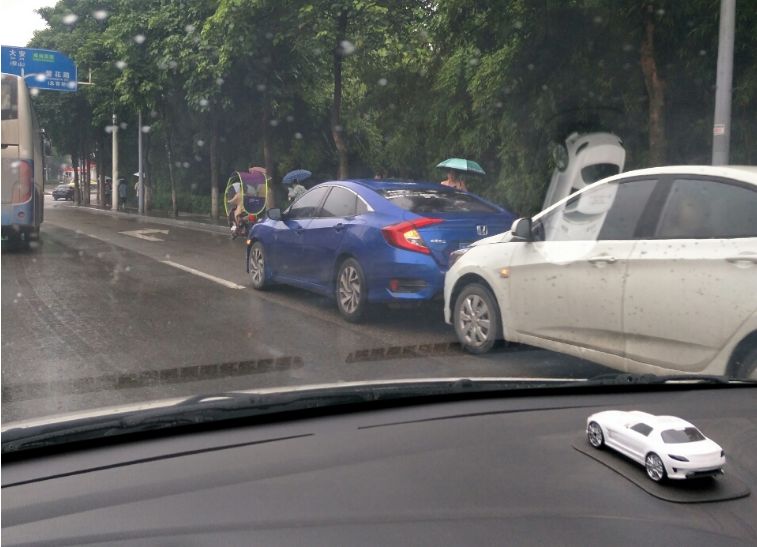 开车的朋友 路面湿滑 也有一定的安全隐患 小编在永川本地某论坛发现