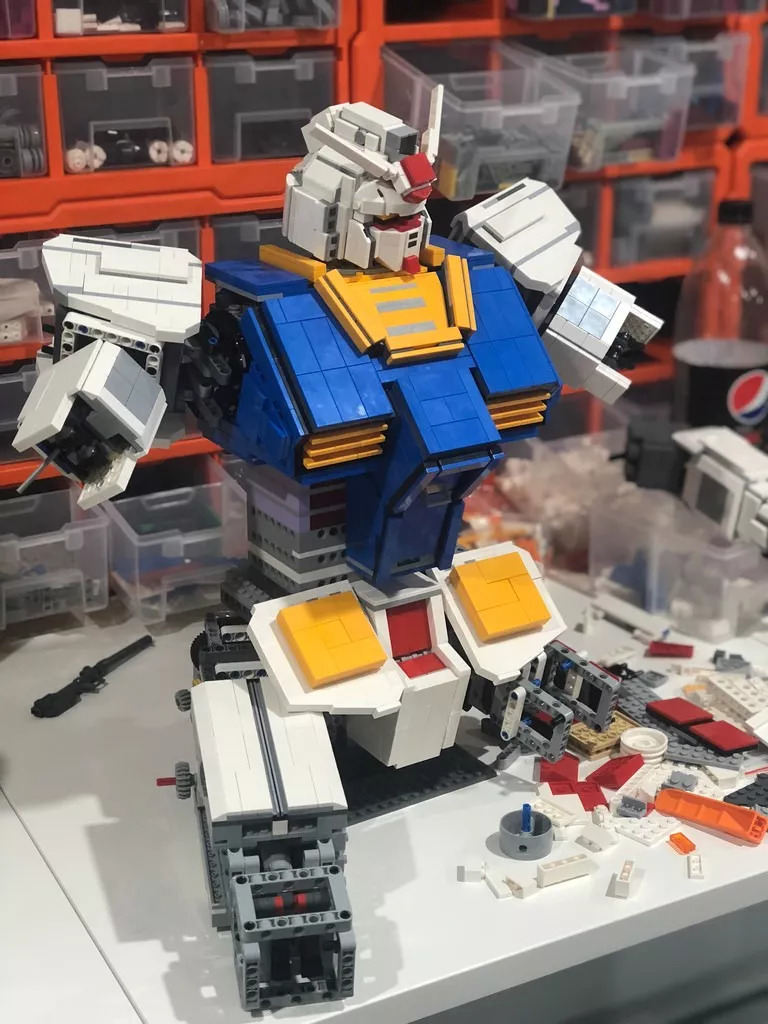 过万乐高零件拼成近一米高的rx-78-2高达,大神请受我一拜