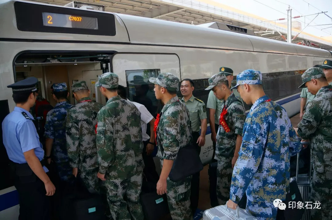 驻港部队"最帅兵哥哥"今赴军营服役