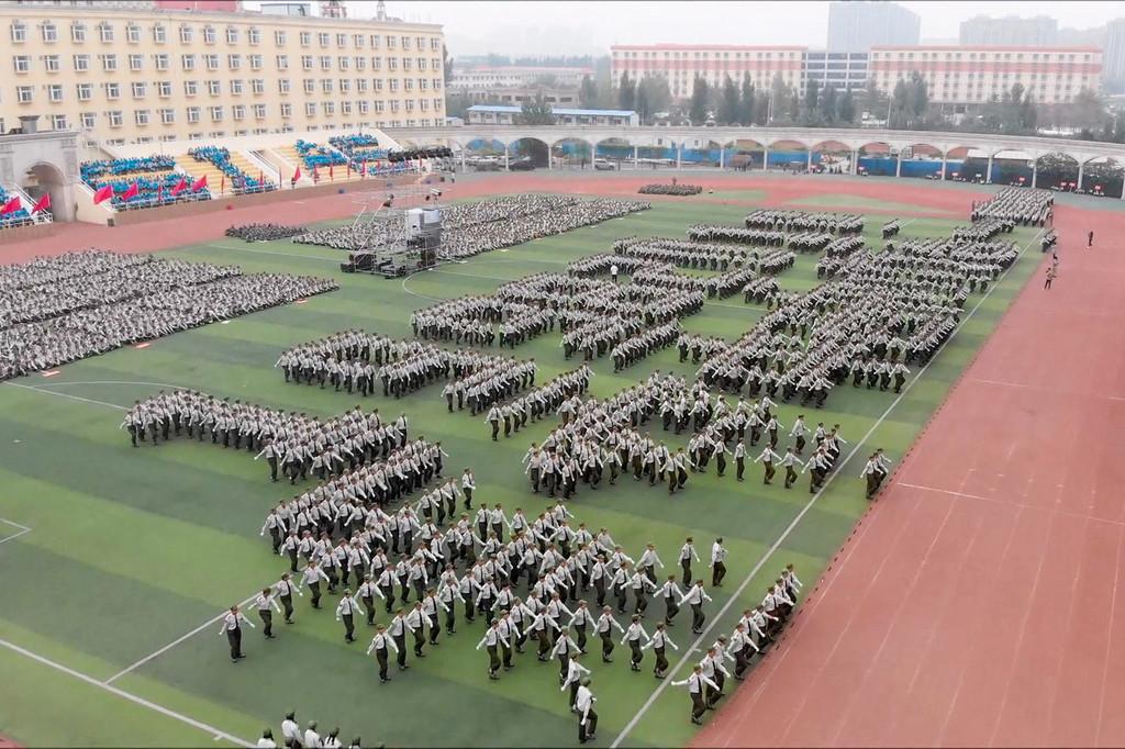 近3000人在操场中摆出各种造型矩阵,有巨型"中国""人民万岁"等字样