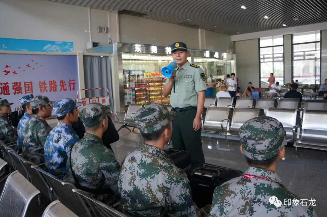 驻港部队最帅兵哥哥今赴军营服役