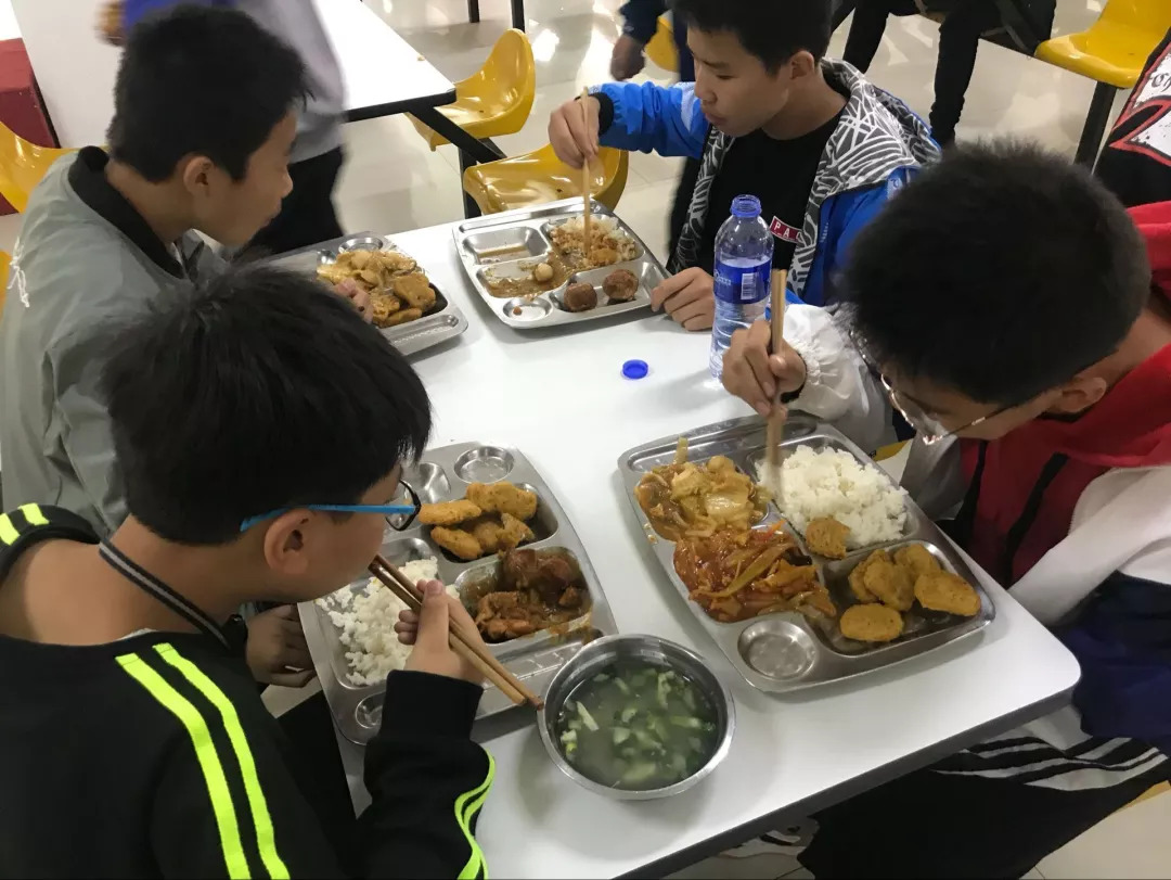 餐厅科学管理,学生文明就餐,享受可口美食——西安经开第二中学餐厅