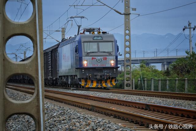 hxd3ca 8084牵引货列通过…车迷分享之陇海货运线拍车记录:重联hxd3