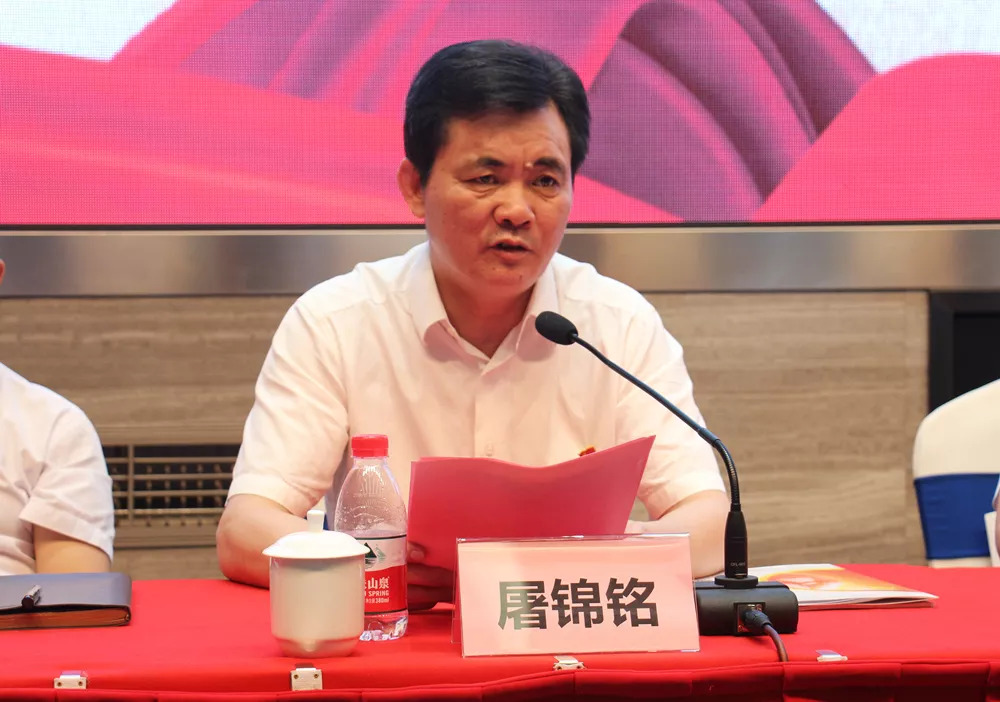 开发区党工委委员,管委会副主任屠锦铭主持大会大会最后在庄严的国际