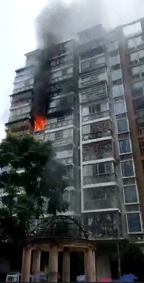 视频 遂宁一住宅小区突发大火,现场浓烟滚滚火焰破窗而出!