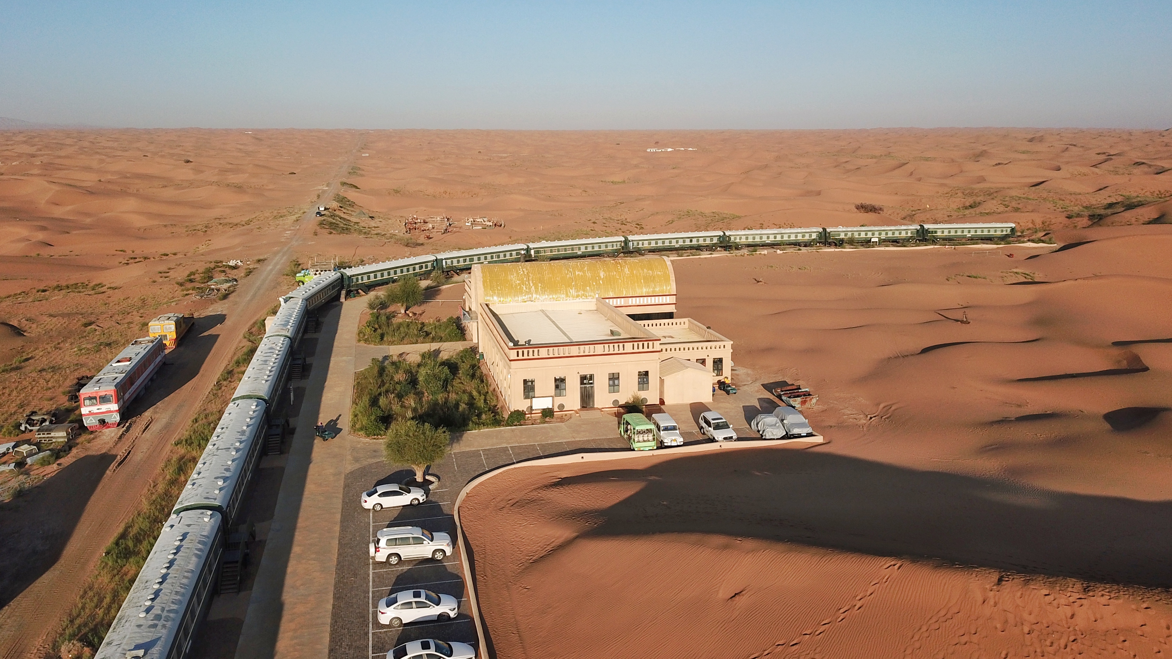 今晚入住中卫金沙海沙漠火车旅馆，在浩瀚无垠的腾格里沙漠|腾格里沙漠|沙漠|火车_新浪新闻